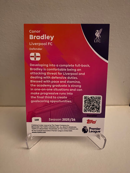 Fodbold kort Topps Premier League 2025/2026 - Blue Parallel Conor Bradley - Pokedexet