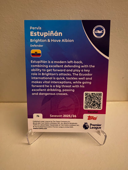 Fodbold kort Topps Premier League 2025/2026 - Blue Parallel Pervis Estupinan - Pokedexet