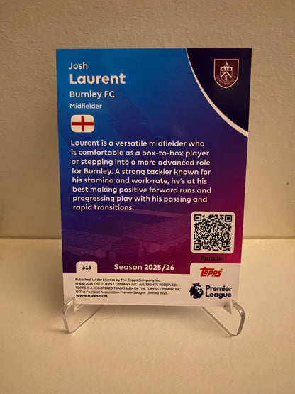 Fodbold kort Topps Premier League 2025/2026 - Blue Parallel Josh Laurent - Pokedexet