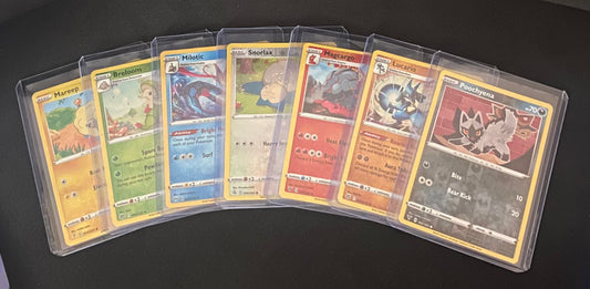 1x Tilfældigt Pokémon Reverse Holofoil eller Holofoil kort fra Sword & Shield serien