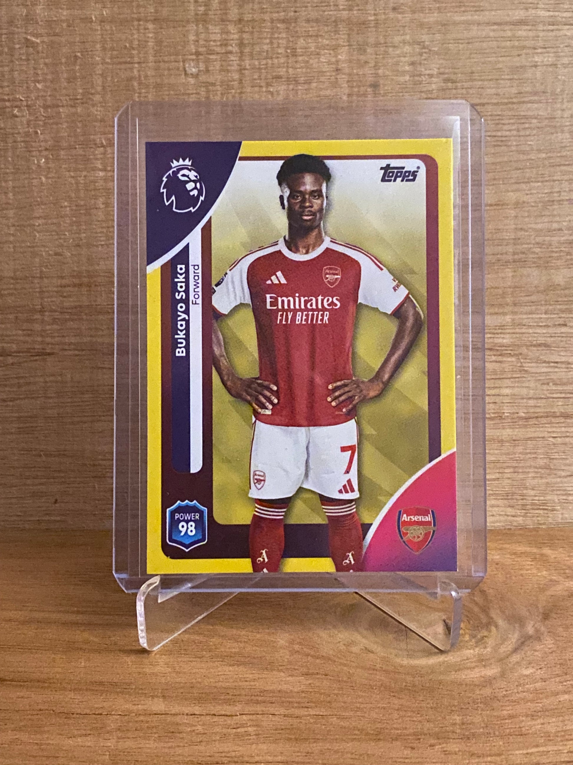 Fodbold kort Topps Premier League 2025/2026 - Arsenal Yellow Parallel Bukaya Saka - Pokedexet