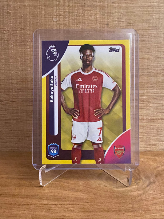 Fodbold kort Topps Premier League 2025/2026 - Arsenal Yellow Parallel Bukaya Saka - Pokedexet