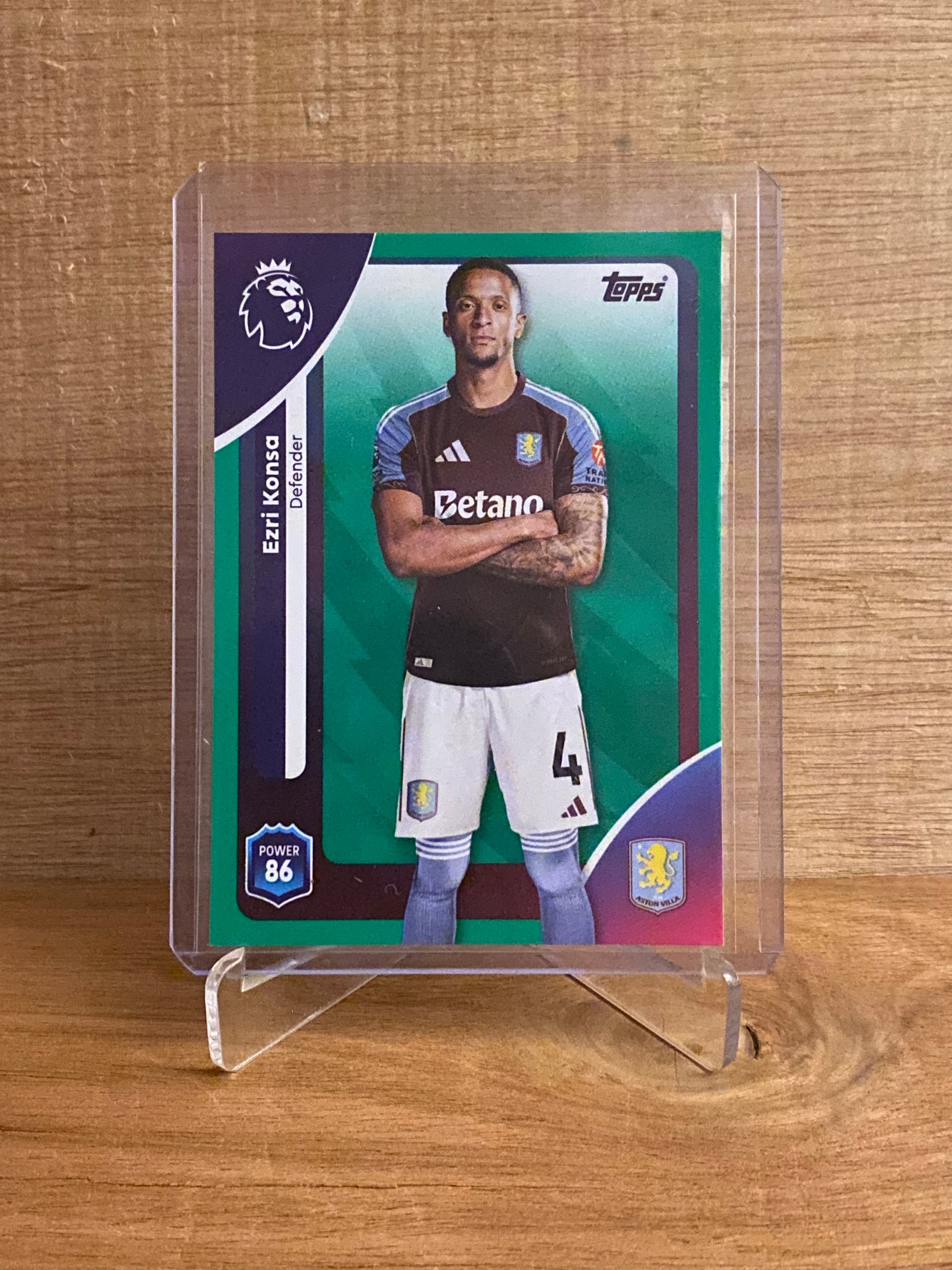 Fodbold kort Topps Premier League 2025/2026 - Aston Villa Green Parallel Ezri Konsa - Pokedexet