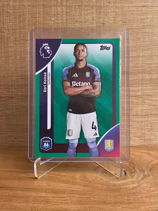 Fodbold kort Topps Premier League 2025/2026 - Aston Villa Green Parallel Ezri Konsa - Pokedexet