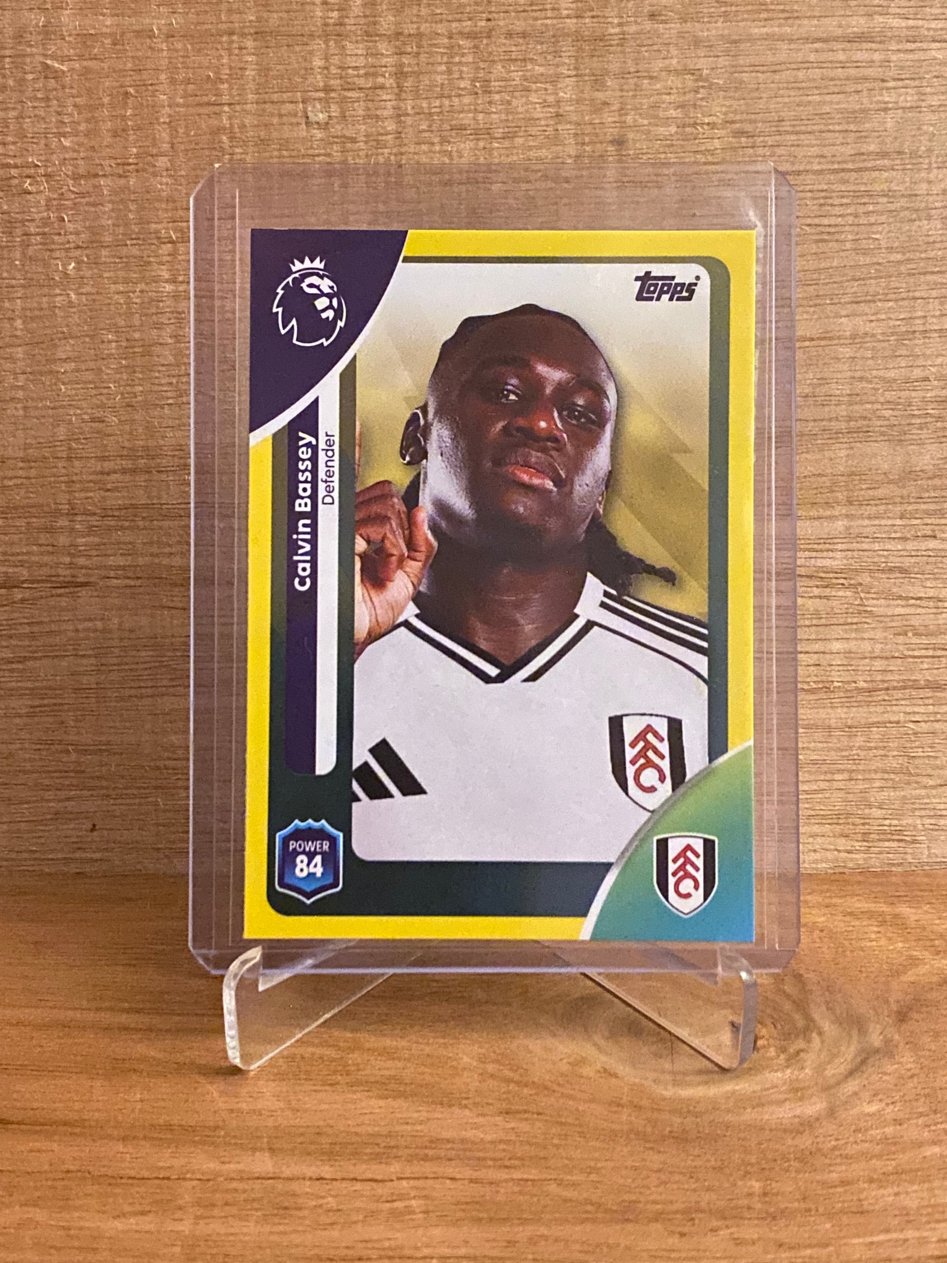 Fodbold kort Topps Premier League 2025/2026 - Fulham Yellow Parallel Calvin Bassey - Pokedexet