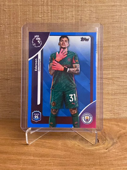 Fodbold kort Topps Premier League 2025/2026 - Manchester City Blue Parallel Ederson - Pokedexet