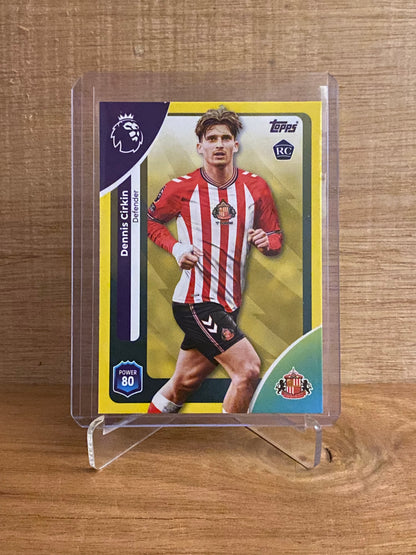 Fodbold kort Topps Premier League 2025/2026 - Sunderland Yellow Parallel Dennis Cirkin Rookie - Pokedexet