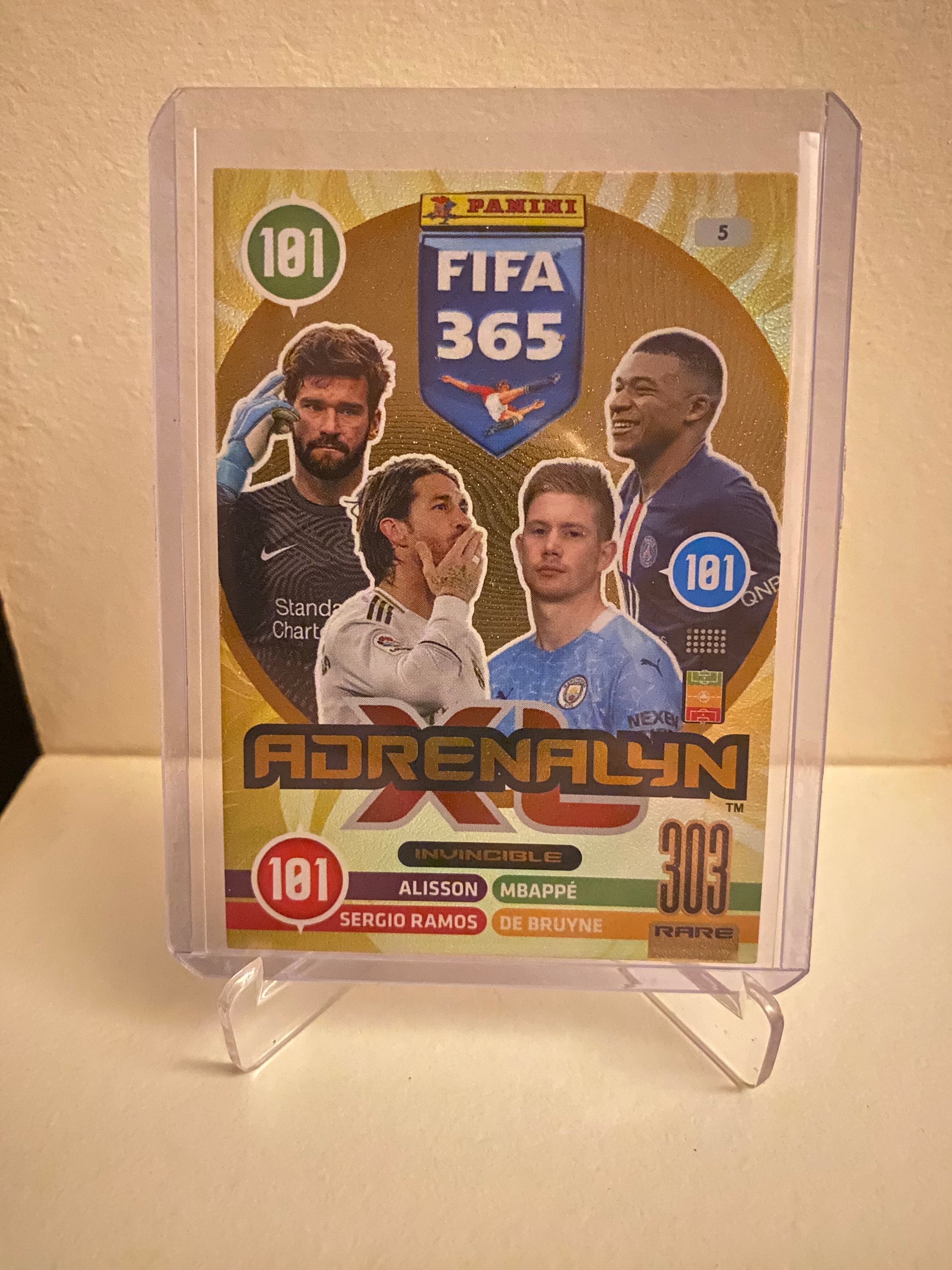 Fodbold kort Panini Adrenalyn XL FIFA 365 2021 - Alisson/Sergio Ramos/Kevin De Bruyne/Mbappe Holofoil - Pokedexet