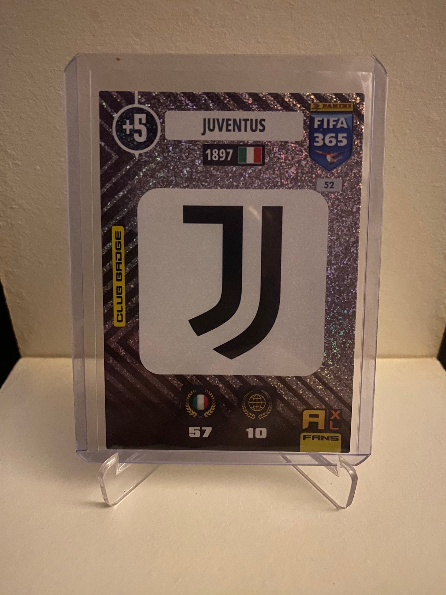 Fodbold kort Panini Adrenalyn XL FIFA 365 2021 - Juventus Emblem Holofoil - Pokedexet
