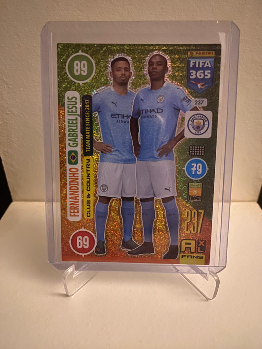 Panini Adrenalyn XL FIFA 365 2021 - Manchester City Fernandinho/Gabriel Jesus Holofoil - Pokedexet
