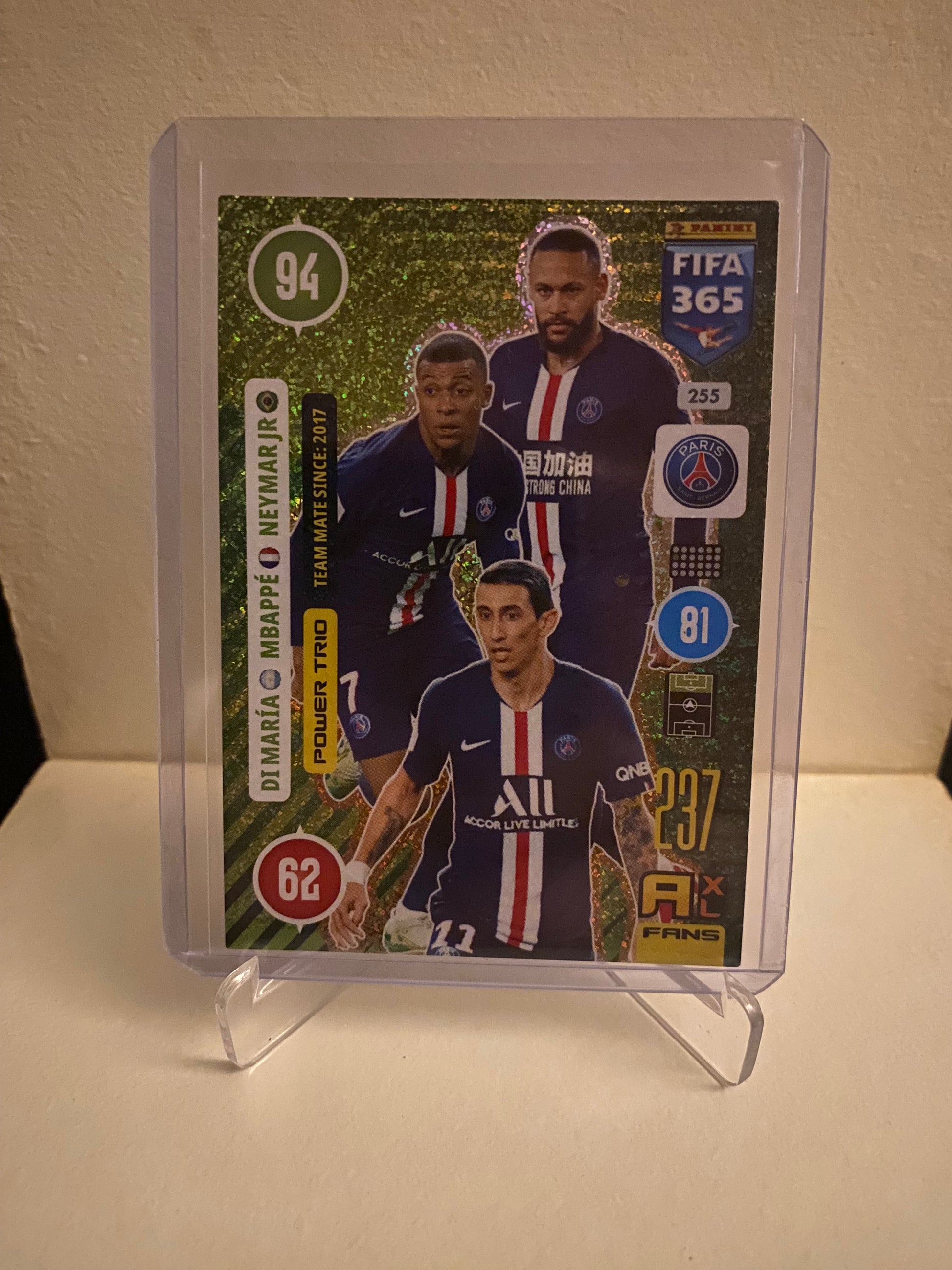 Fodbold kort Panini Adrenalyn XL FIFA 365 2021 - Paris Saint Germain Di Maria/Mbappe/Neymar Jr Holofoil - Pokedexet