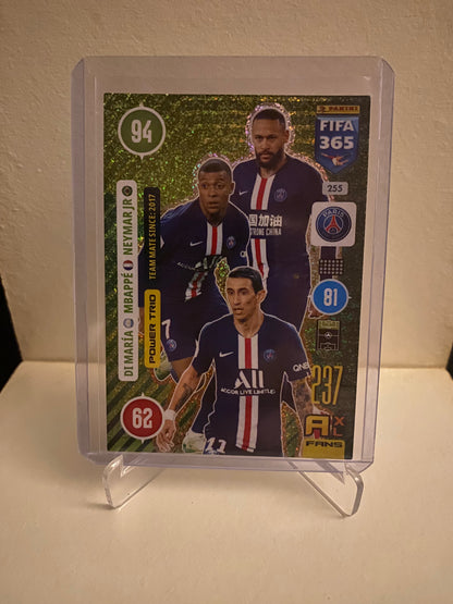 Fodbold kort Panini Adrenalyn XL FIFA 365 2021 - Paris Saint Germain Di Maria/Mbappe/Neymar Jr Holofoil - Pokedexet