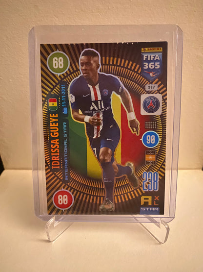 Fodbold kort Panini Adrenalyn XL FIFA 365 2021 - Paris Saint Germain Idrissa Gueye Holofoil - Pokedexet