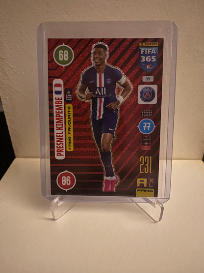 Fodbold kort Panini Adrenalyn XL FIFA 365 2021 - Paris Saint Germain Presnel Kimpembe Holofoil - Pokedexet