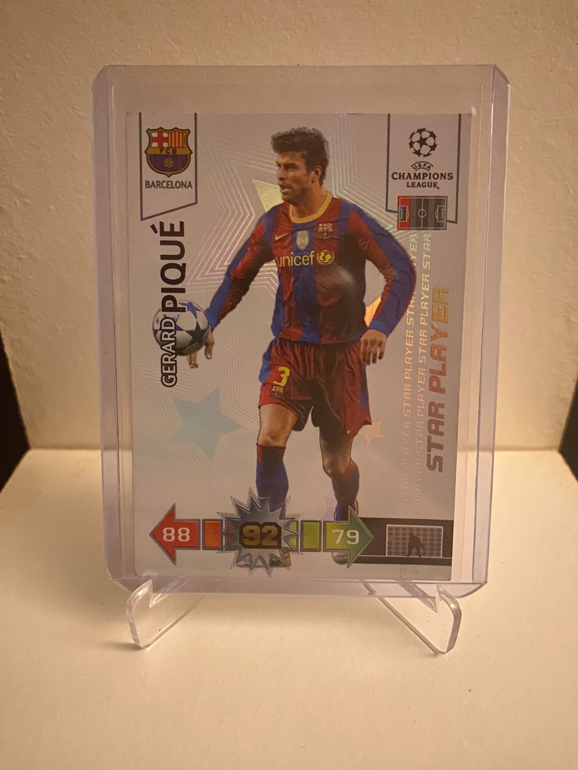 Fodbold kort Panini Adrenalyn XL UEFA Champions League 2010/2011 - Barcelona Gerard Pique Holofoil - Pokedexet