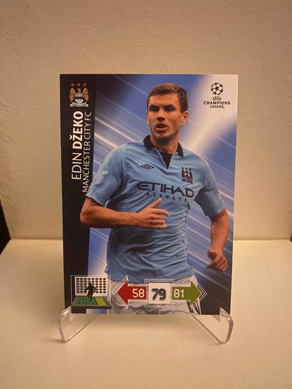 Fodbold kort Panini Adrenalyn XL UEFA Champions League 2012/2013 - Manchester City Edin Dzeko - Pokedexet