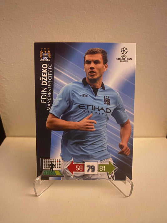 Fodbold kort Panini Adrenalyn XL UEFA Champions League 2012/2013 - Manchester City Edin Dzeko - Pokedexet