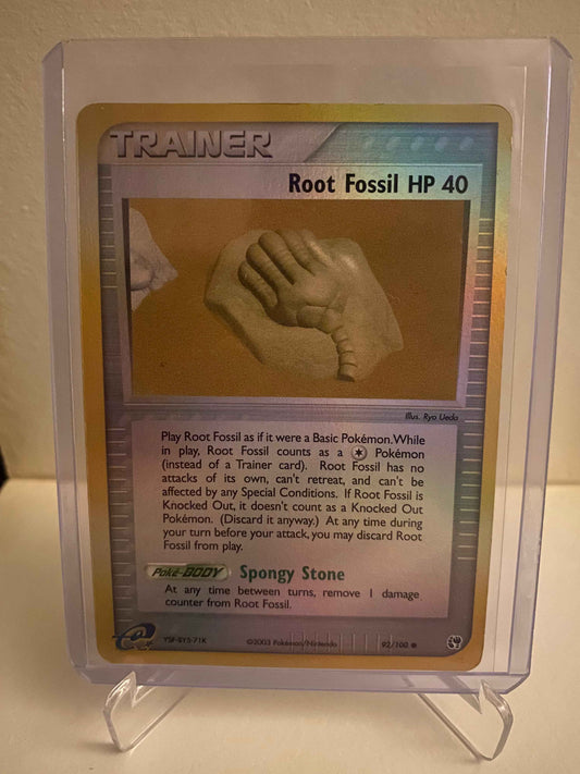 Pokemon kort EX Sandstorm - Root Fossil HP 40 Reverse Holofoil (92/100) - Pokedexet