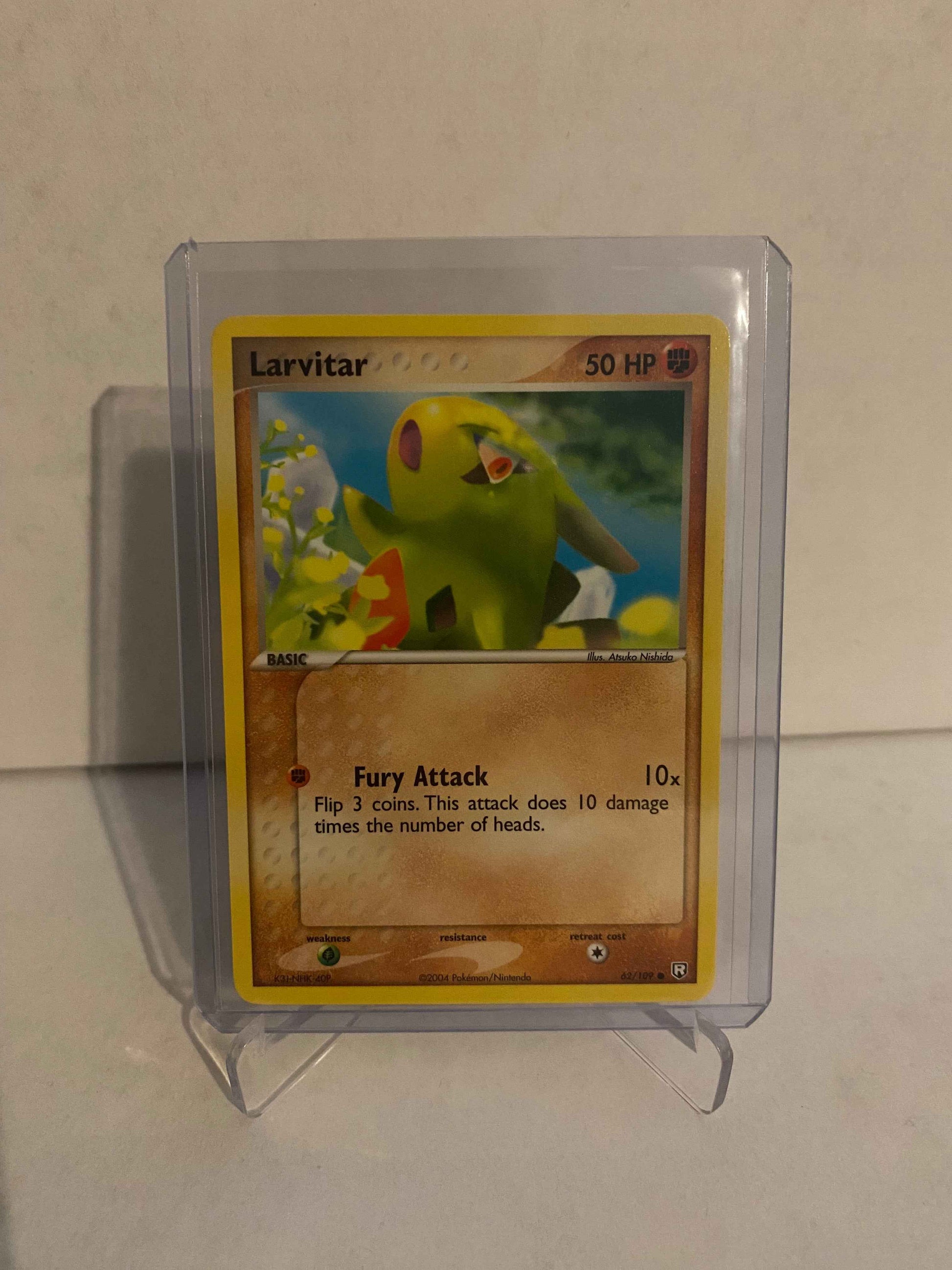 Pokemon kort EX Team Rocket Returns - Larvitar (62/109) - Pokedexet