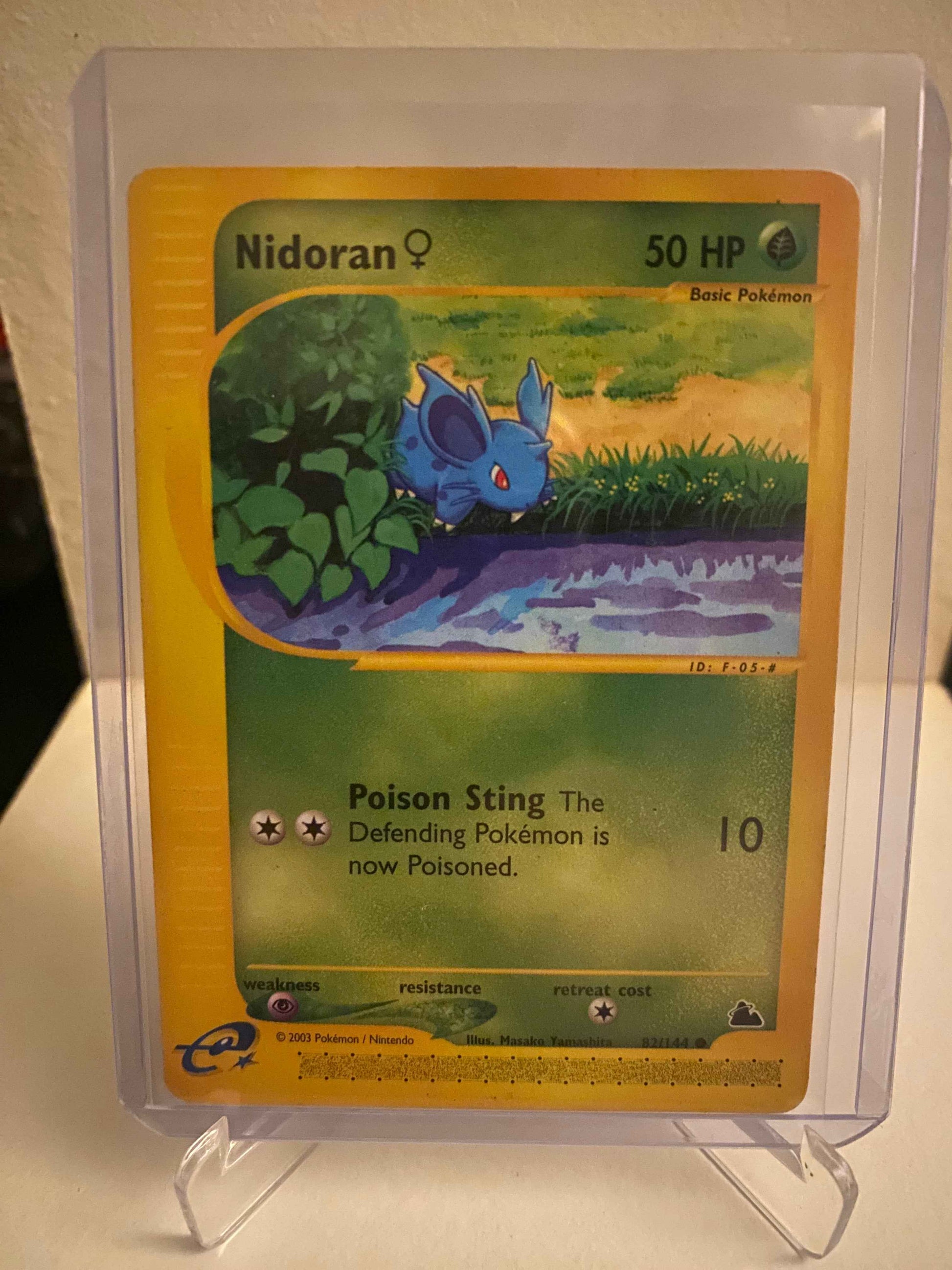 Pokemon kort Skyridge - Nidoran (82/144) - Pokedexet