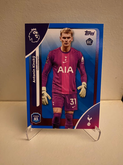 Fodbold kort Topps Premier League 2025/2026 - Blue Parallel Antonin Kinsky - Pokedexet