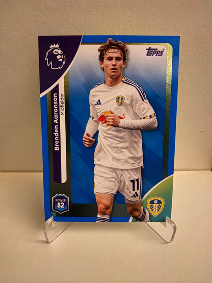 Fodbold kort Topps Premier League 2025/2026 - Blue Parallel Brenden Aaronson - Pokedexet
