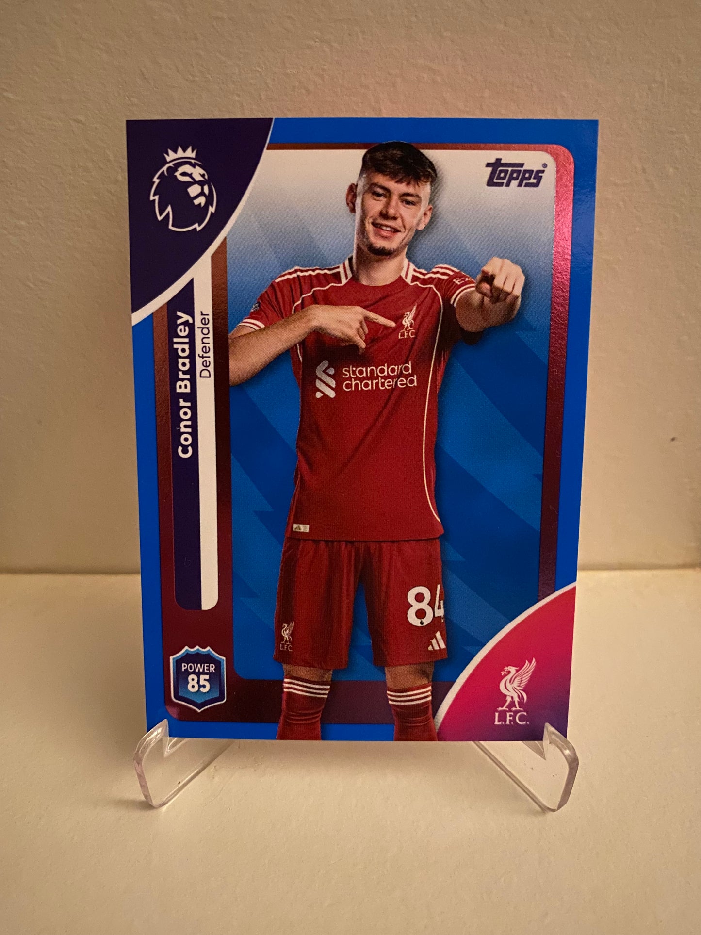 Fodbold kort Topps Premier League 2025/2026 - Blue Parallel Conor Bradley - Pokedexet