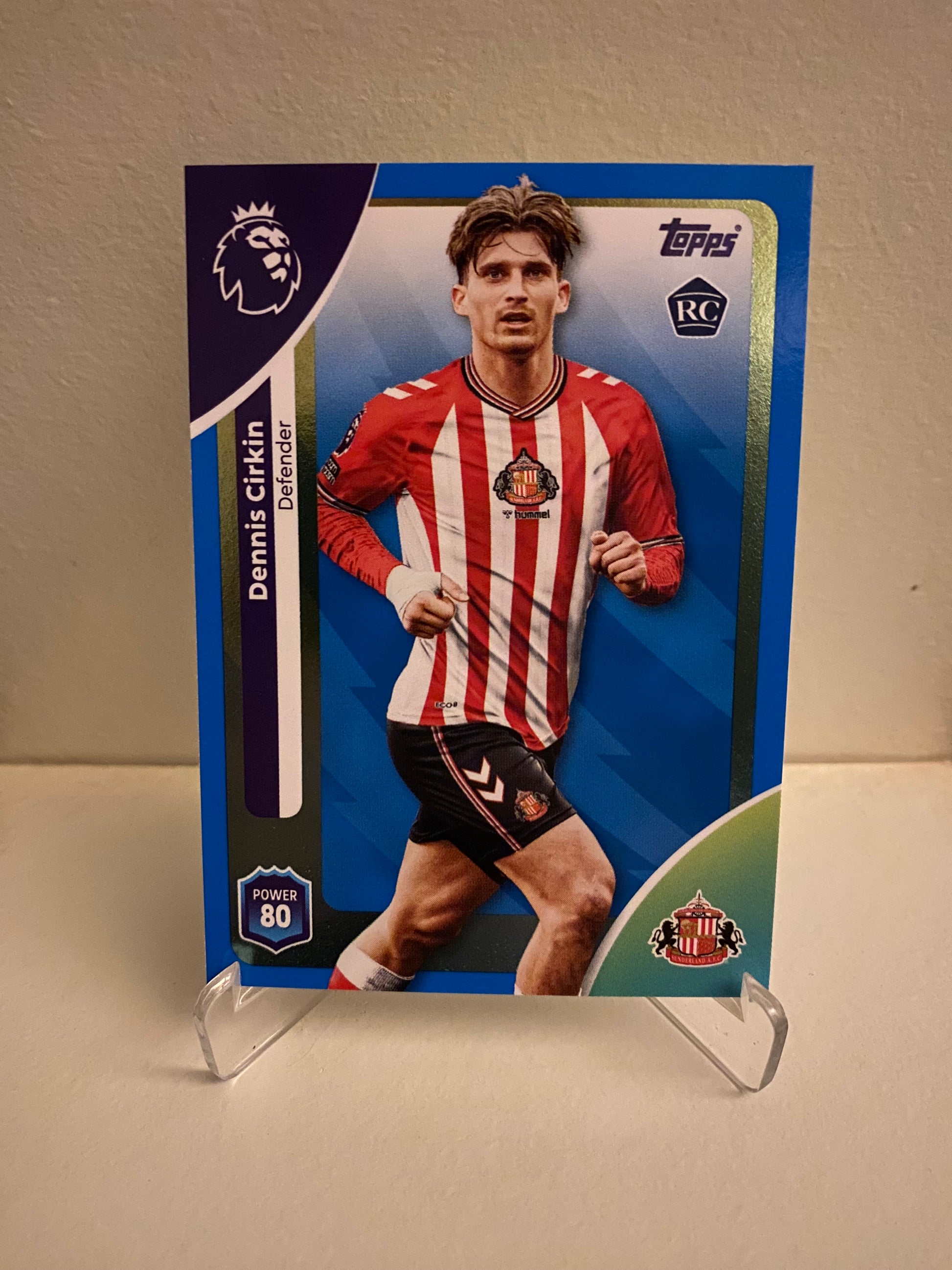 Fodbold kort Topps Premier League 2025/2026 - Blue Parallel Dennis Cirkin - Pokedexet
