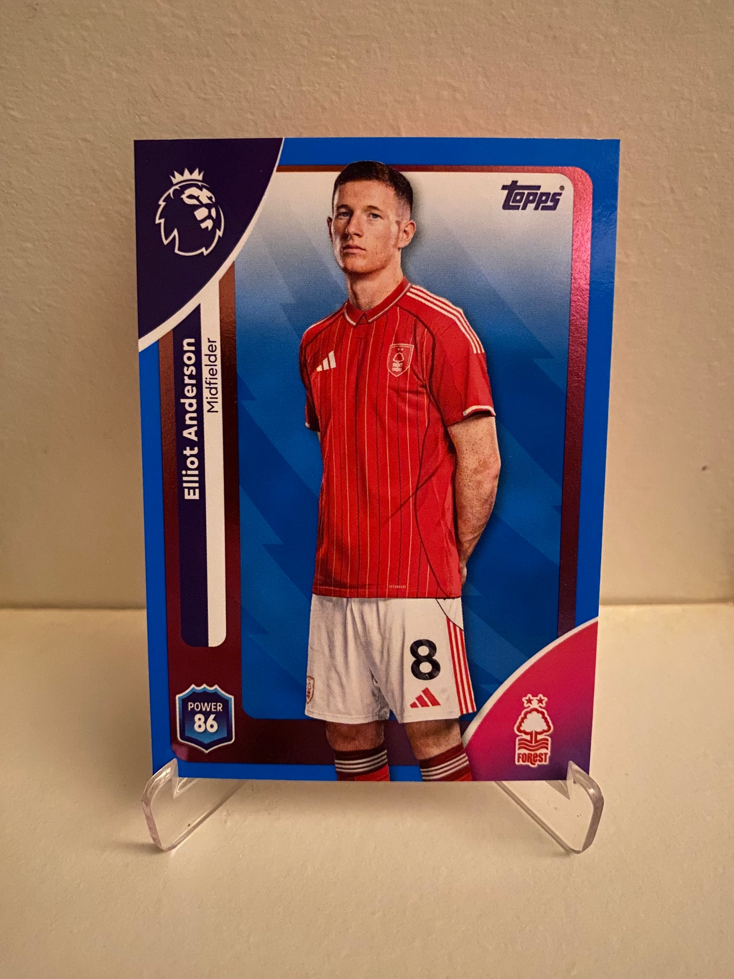 Fodbold kort Topps Premier League 2025/2026 - Blue Parallel Elliot Anderson - Pokedexet