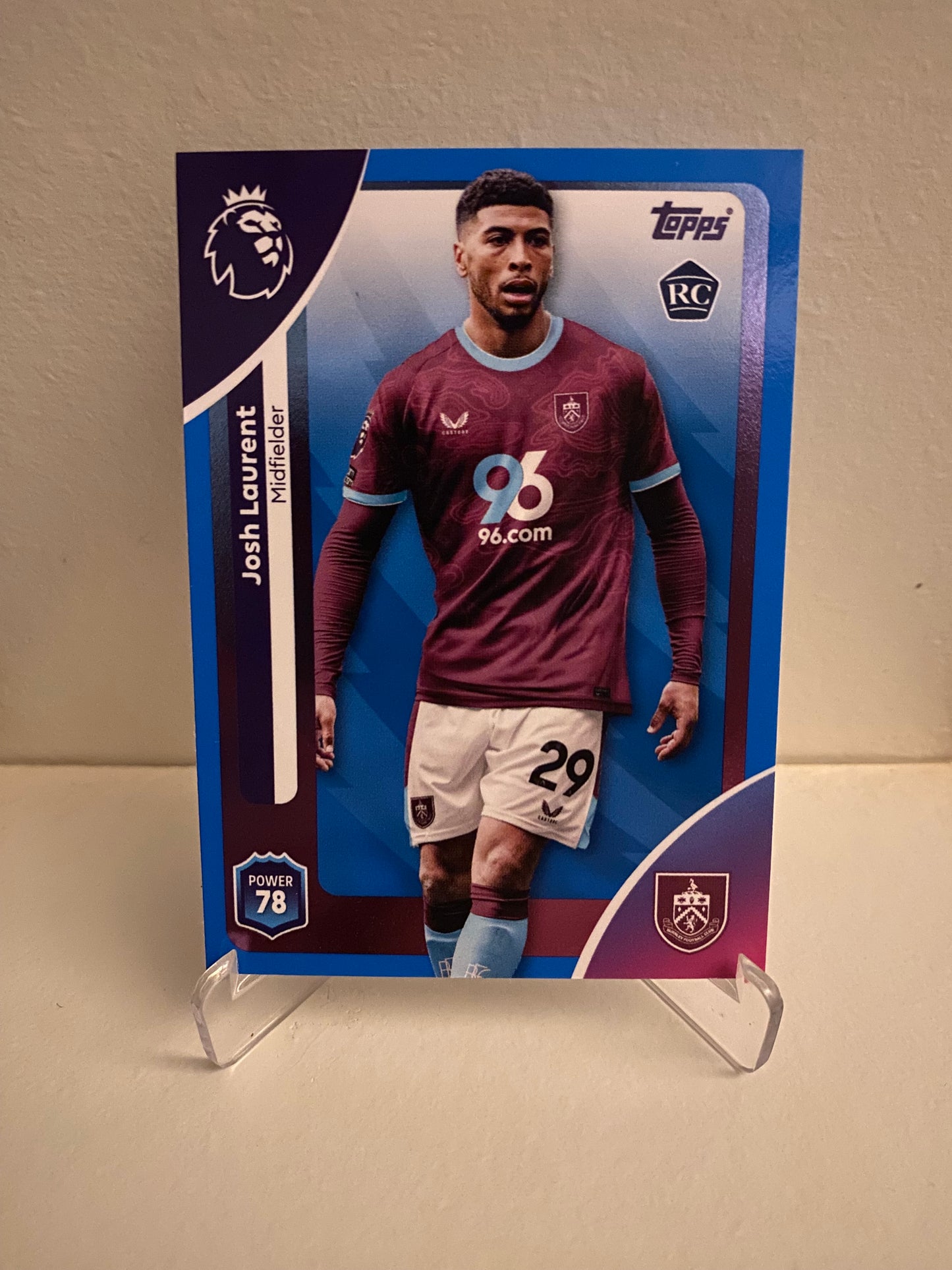 Fodbold kort Topps Premier League 2025/2026 - Blue Parallel Josh Laurent - Pokedexet