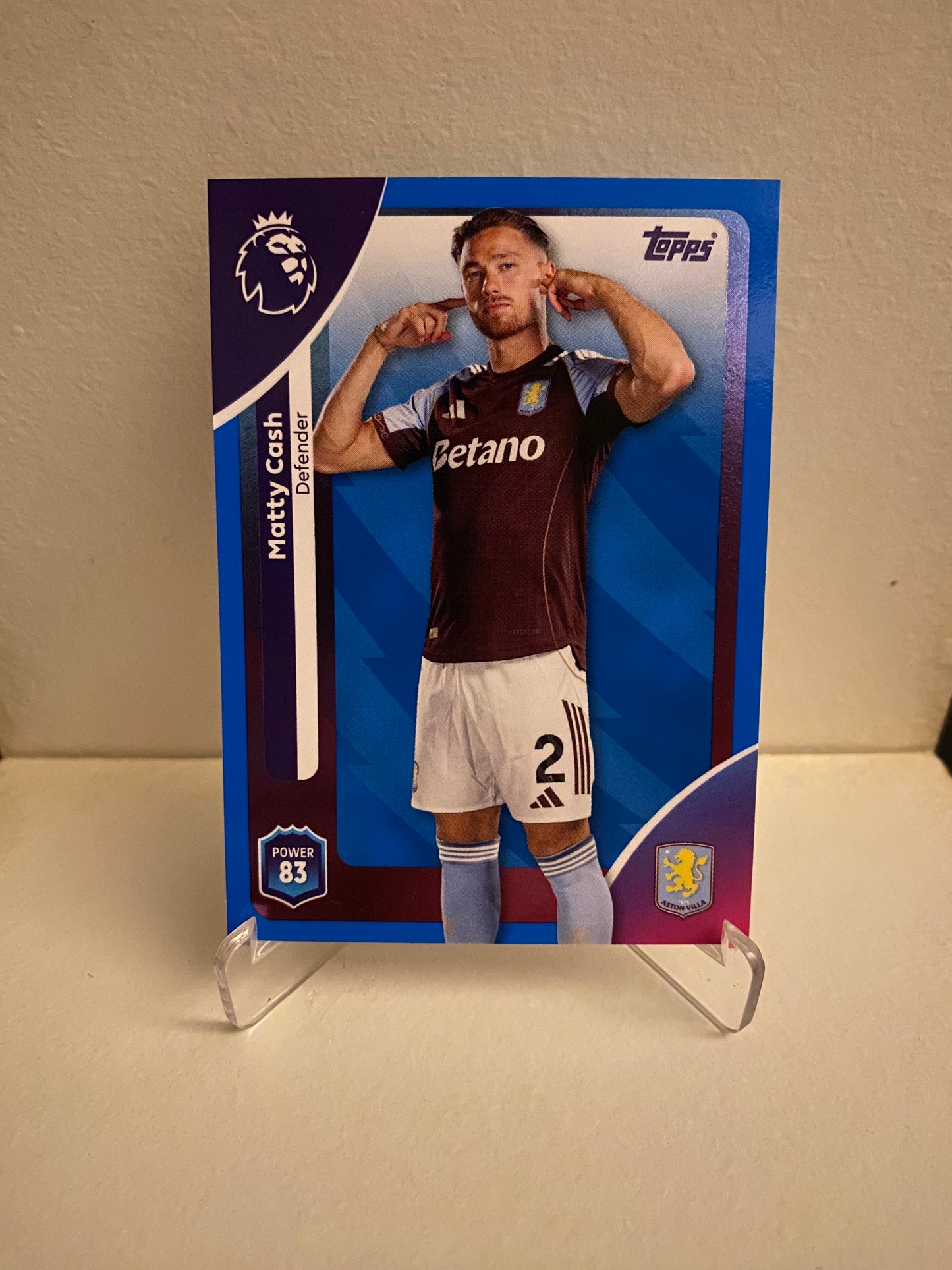 Fodbold kort Topps Premier League 2025/2026 - Blue Parallel Matty Cash - Pokedexet