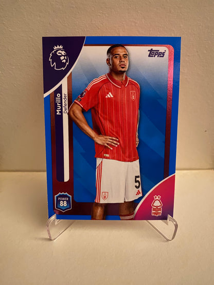 Fodbold kort Topps Premier League 2025/2026 - Blue Parallel Murillo - Pokedexet