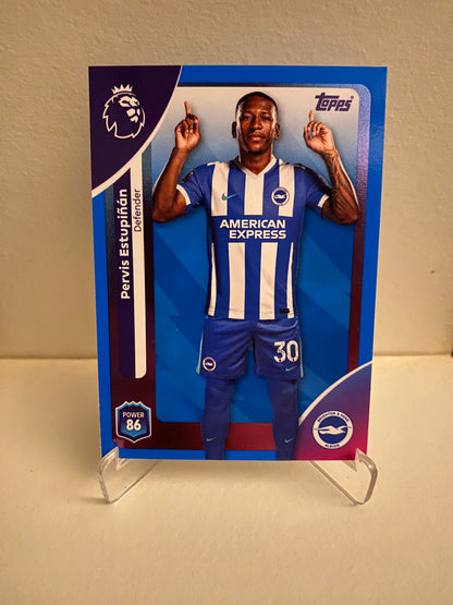 Fodbold kort Topps Premier League 2025/2026 - Blue Parallel Pervis Estupinan - Pokedexet