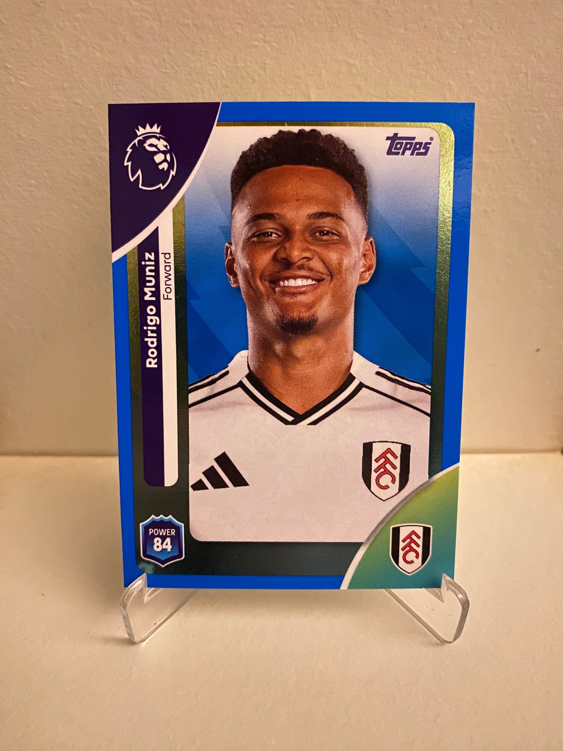 Fodbold kort Topps Premier League 2025/2026 - Blue Parallel Rodrigo Muniz - Pokedexet