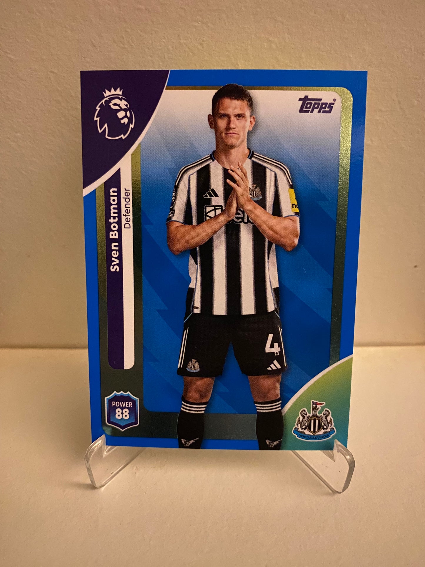 Fodbold kort Topps Premier League 2025/2026 - Blue Parallel Sven Botman - Pokedexet
