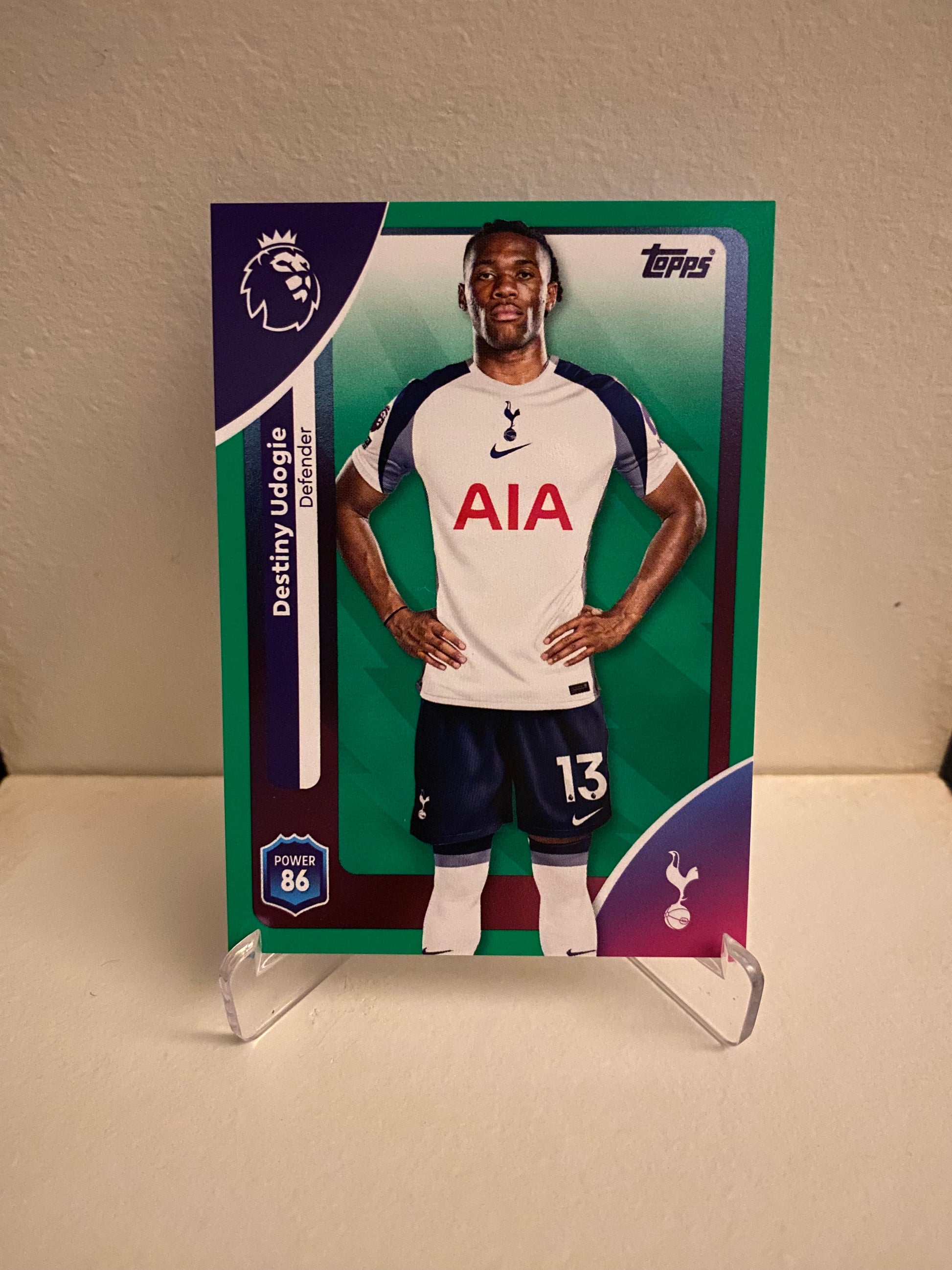 Fodbold kort Topps Premier League 2025/2026 - Green Parallel Destiny Udogie - Pokedexet