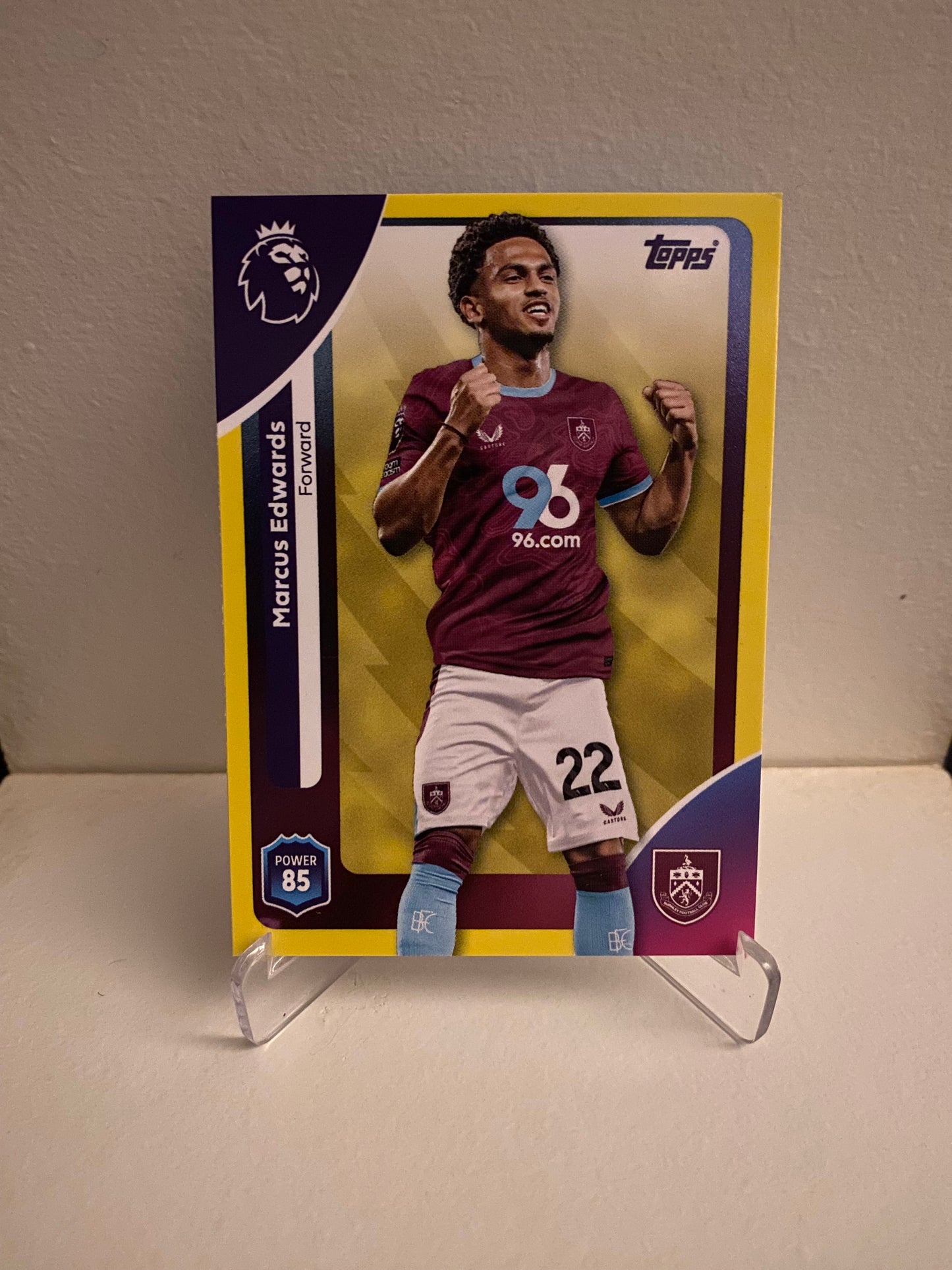 Fodbold kort Topps Premier League 2025/2026 - Yellow Parallel Marcus Edwards - Pokedexet